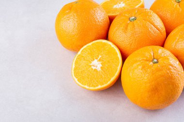 Mutfak masasında taze portakallar, sağlıklı beslenme konsepti.