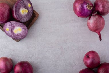 Mutfak masasında olgun organik soğanlar.