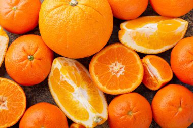 Mutfak masasında taze portakallar, sağlıklı beslenme konsepti.