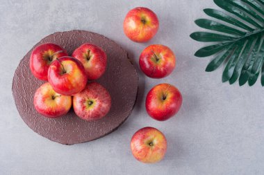 Mutfak masasında taze kırmızı elmalar.