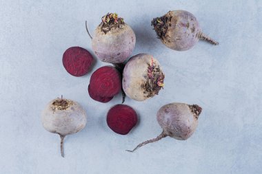 Mutfak masasında taze organik pancar kökleri.