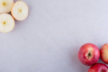 Gri arkaplanda taze olgun elmalar