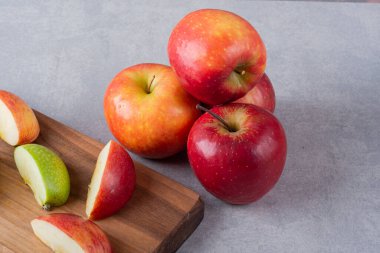 Gri arkaplanda taze olgun elmalar