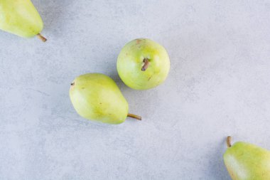Mutfak masasında taze armutlar. Metin için boş alan. 
