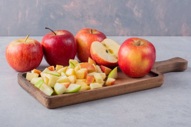 Gri arkaplanda taze olgun elmalar.