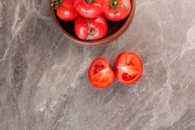 Kiktchen masa arkasında taze domatesler 