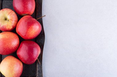 Gri arkaplanda taze olgun elmalar