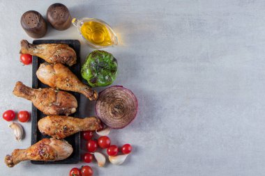 Mutfak masasında sebze ve baharatlı ızgara tavuk eti. 