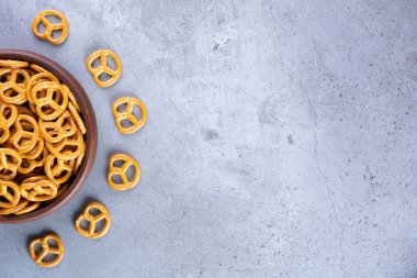 Mutfak masasında tuzlu kraker.