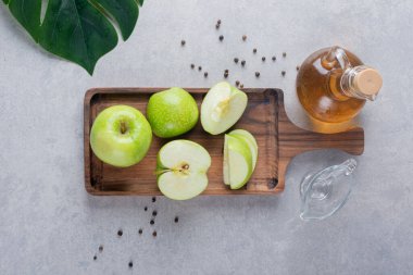 Gri arkaplanda olgun elmalar, yakın görünüm