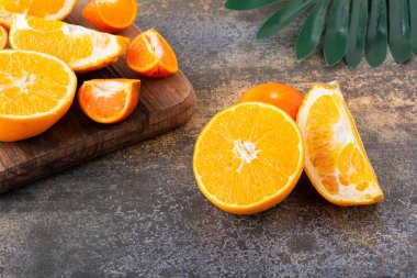 Mutfak masasında taze portakallar, sağlıklı beslenme konsepti.