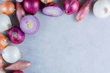Mutfak masasında olgun organik soğanlar.