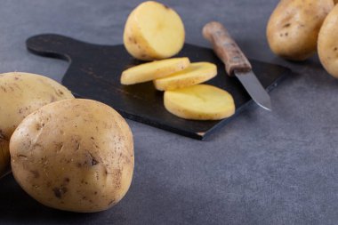 Mutfak masasında çiğ organik patates..