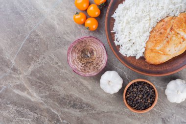 Mutfak masasında ızgara tavuk eti. 