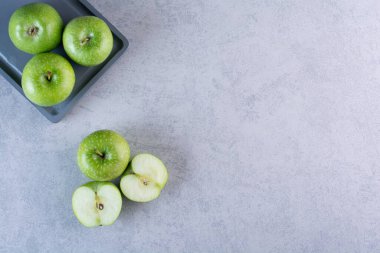 Gri arka planda yeşil elmalar. Üst Manzara. Boşluğu kopyala. 