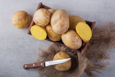 Mutfak masasında çiğ organik patates..