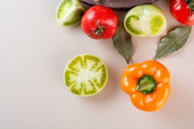 Gri mutfak arka planında taze sebzeler