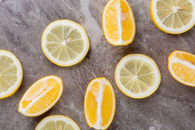 Mutfak masasında taze meyveler.