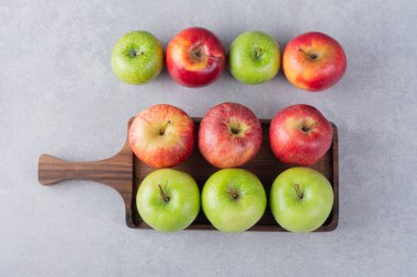 Gri arkaplanda taze olgun elmalar