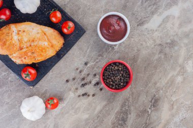 Mutfak masasında ızgara tavuk eti. 