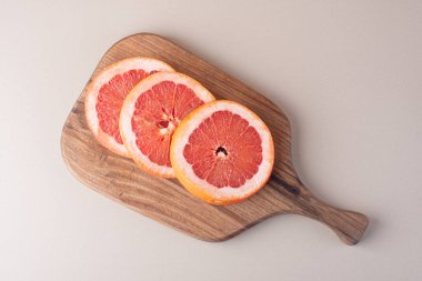 Masada taze kırmızı greyfurtlar var.