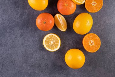 açık gri arkaplanda olgun tatlı portakallar