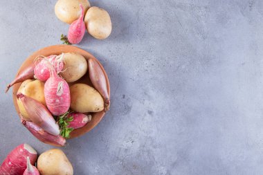 Beyaz arka planda taze organik sebzeler