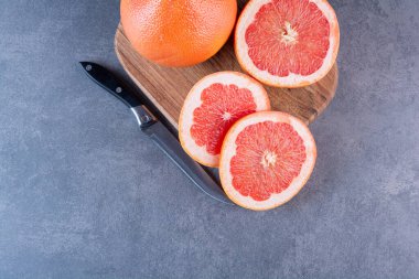 Gri mutfak arka planında taze greyfurtlar..