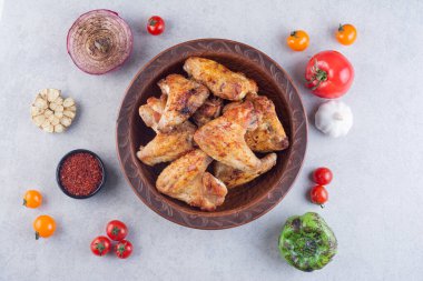 Mutfak masasında sebze ve baharatlı ızgara tavuk eti. 