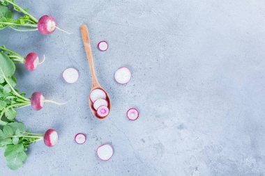 Mutfak masasında taze organik turplar.  