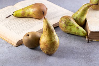 Gri arka planda taze olgun armutlar