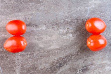 Mutfak masasında taze domatesler. 