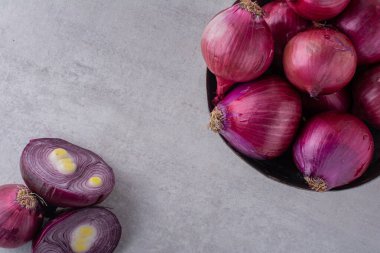 Mutfak masasında olgun organik soğanlar.
