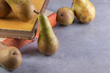 Gri arka planda taze olgun armutlar