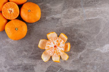 Mutfak masasında taze portakallar, sağlıklı beslenme konsepti.