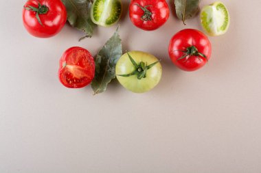 Kiktchen masa arkasında taze domatesler 