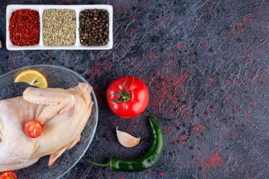 Pişirmek için malzemeli çiğ tavuk eti.