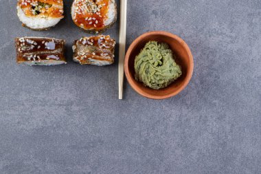 Suşi gri bir arka planda. en üstteki görünüm. 