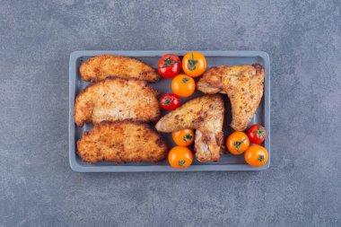 Mutfak masasında leziz ızgara tavuk eti. Yiyecek konsepti