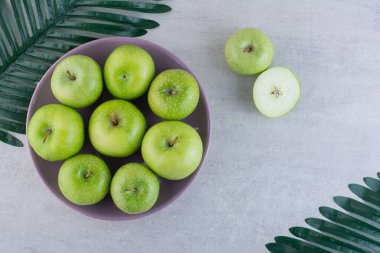 Mutfak masasında taze yeşil elmalar 