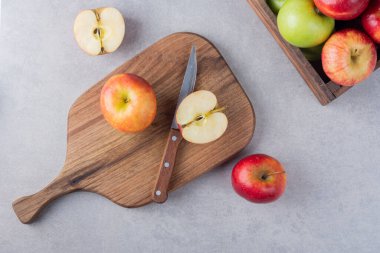 Mutfak masasında taze elmalar. Metin için boş alan. 
