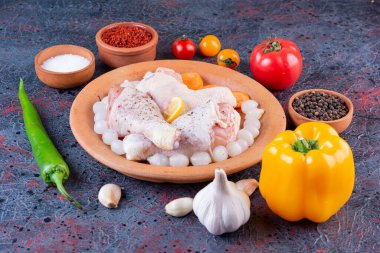 Domates ve baharatlı çiğ tavuk.