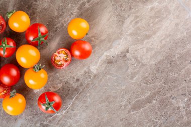 Mutfak masasında taze domatesler. 