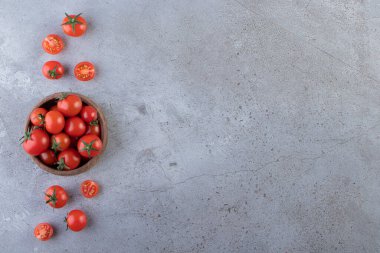 Gri arkaplanda taze olgun domatesler