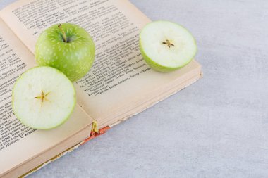 Mutfak masasında taze elmalar. Metin için boş alan.