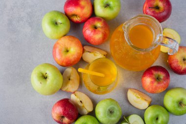 Mutfak masasında taze meyve suyu. Metin için boş alan.