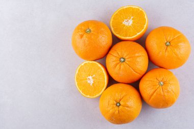 Mutfak masasında taze portakallar, sağlıklı beslenme konsepti.