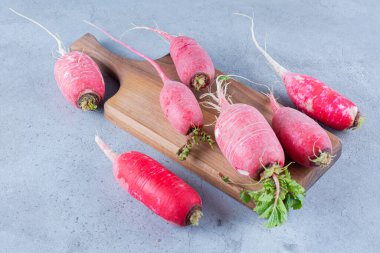 Mutfak masasında taze organik turplar