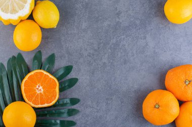 Mutfak masasında taze narenciye meyveleri. Metin için boş alan.
