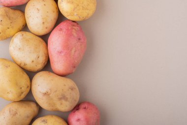 Mutfak masasında çiğ organik patates..